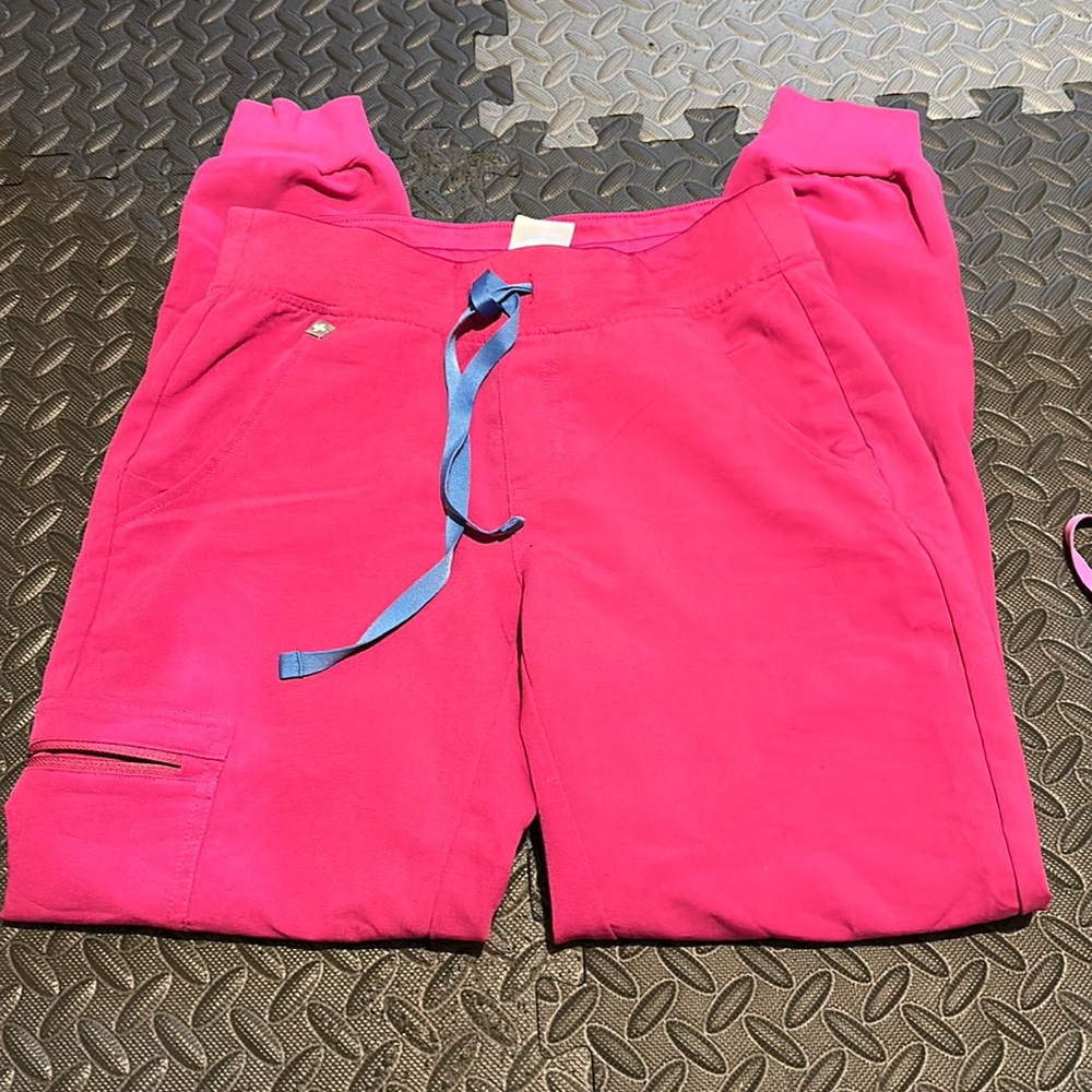 Women’s figs pants